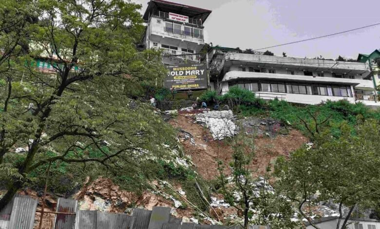The wall under construction on Mussoorie Mall Road collapsed, shop and electric transformer damaged, guest house in danger