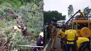 The car of Noida tourists fell into a ditch near Maggi Point, six were on board, two died.