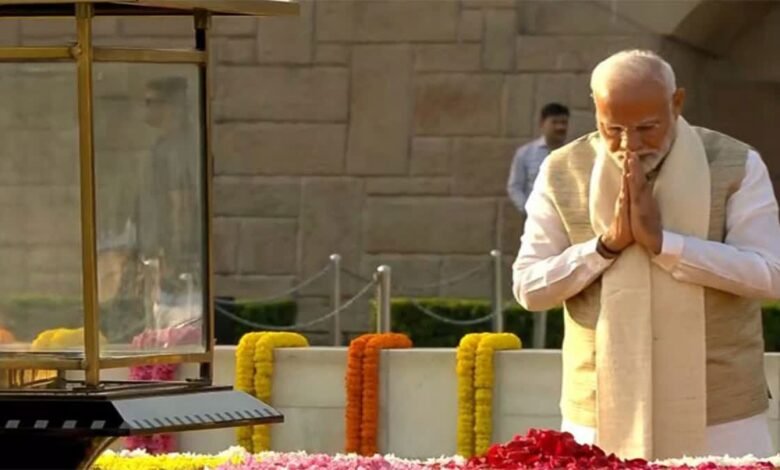 PM Modi, President Murmu and Rahul Gandhi paid tribute to Mahatma Gandhi at Raj Ghat