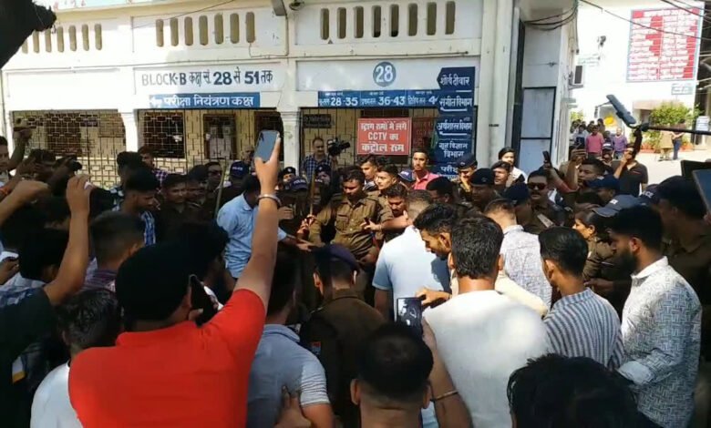 Students protest in Haldwani MBPG College over ban on student union elections, police force deployed