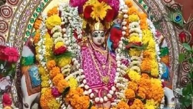 Women invite people from house to house by offering turmeric and rice, Mahalaxmi's blessings are showered on Diwali