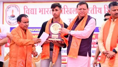 Chief Minister Dhami honored students, announced assistance of Rs 60 lakh for Govardhan Saraswati Vidya Mandir