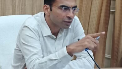 The District Magistrate took the responsibility of repairing street lights, repair work of 12,727 lights was completed in 12 days