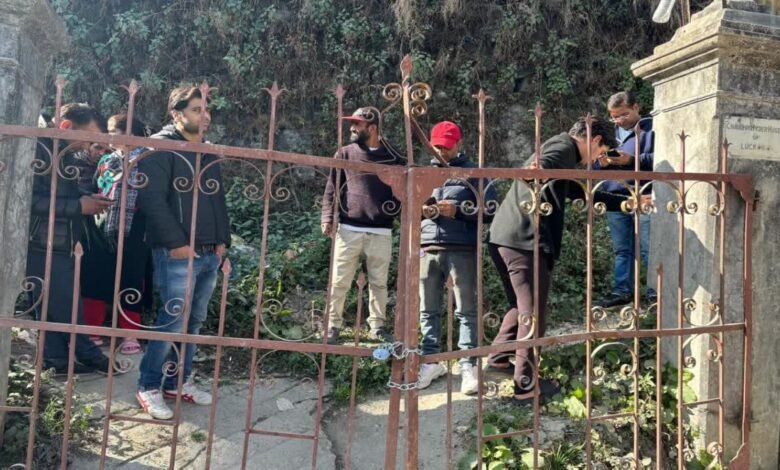 Ruckus due to lock on Dilaram State main gate, residents broke the lock in anger