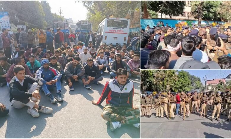 Unemployed union demonstrated demanding age relaxation in police recruitment, stopped from marching to the secretariat