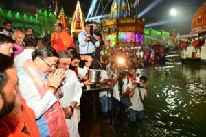 The Chief Minister worshipped Mother Ganga and lit a lamp for the martyrs during Deepotsav