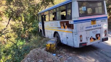 "Major accident averted on Nainital-Haldwani highway: Bus slammed into ditch due to steering lock, 30 passengers' lives saved due to driver's presence of mind"