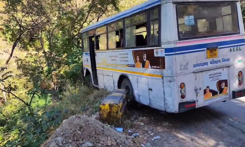 "Major accident averted on Nainital-Haldwani highway: Bus slammed into ditch due to steering lock, 30 passengers' lives saved due to driver's presence of mind"