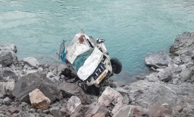 Rudraprayag: Major accident on Badrinath Highway, pickup fell into 300 meter deep ditch, driver seriously injured