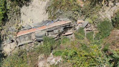 Major road accident in Mussoorie: A truck loaded with cement fell into a ditch, three people injured