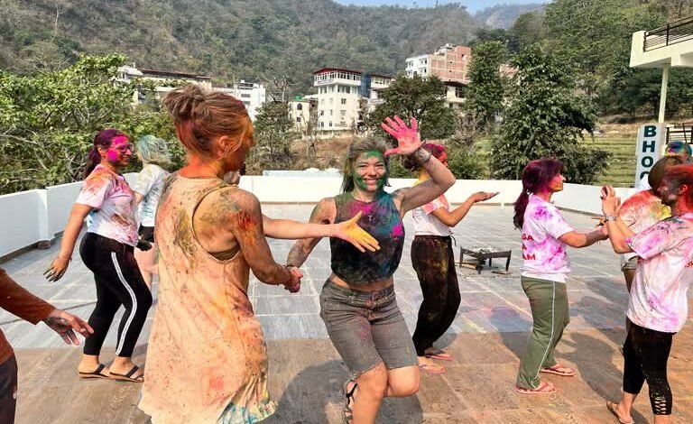 Holi colours all over the country, foreign guests also played Holi of colours in Rishikesh