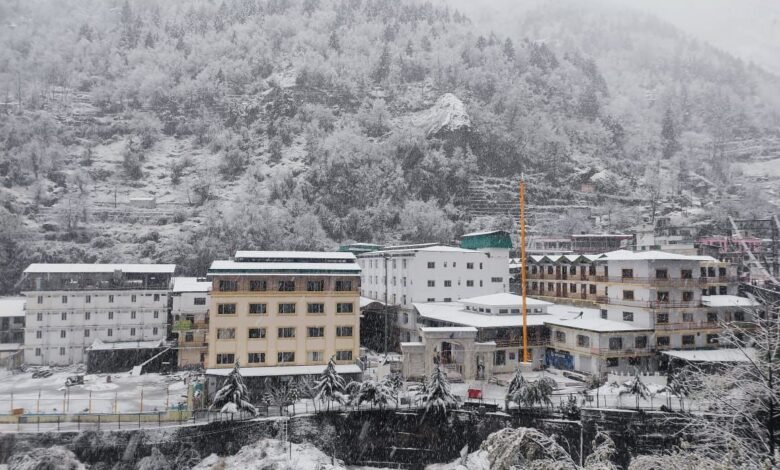 Extraordinary snowfall in Govindghat, 6 feet snowfall in Hemkunt Sahib