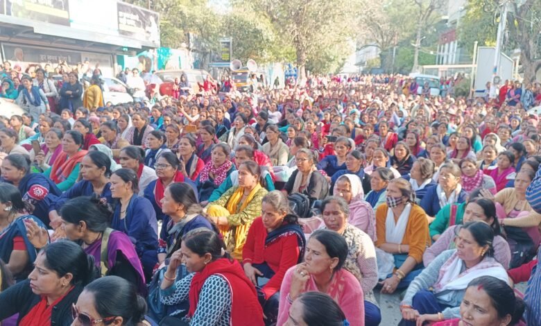Anganwadi workers in Uttarakhand protested, marched to CM's residence demanding honorarium hike