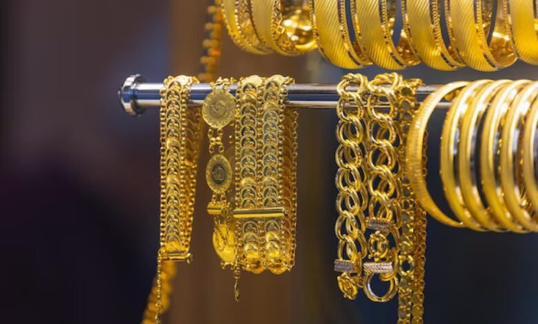 Gold prices fall sharply by ₹1,350, know the main reasons behind it