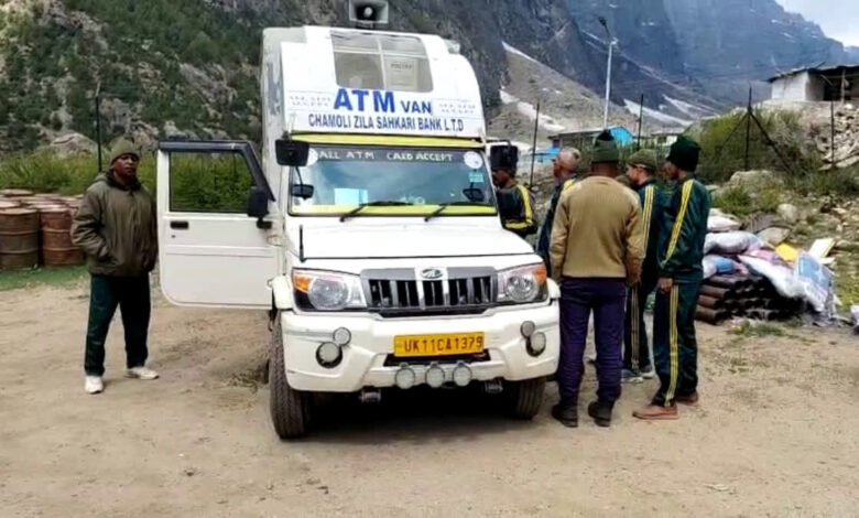 Solution to the problem of cash in Chardham Yatra, devotees are getting relief from mobile ATM