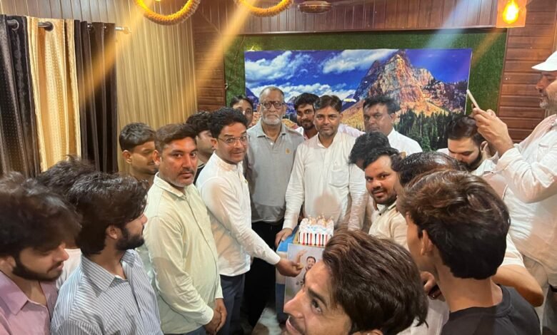 Youth Congress workers celebrated Rahul Gandhi's birthday, wished him by cutting cake