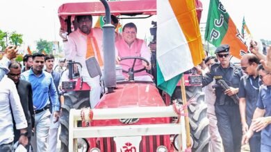 Chief Minister Dhami built an emotional bond with the farmers by driving a tractor, gave the message of self-reliance in the thanksgiving rally of Haridwar