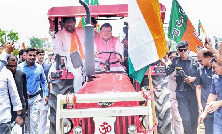 Chief Minister Dhami built an emotional bond with the farmers by driving a tractor, gave the message of self-reliance in the thanksgiving rally of Haridwar
