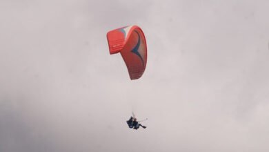 Major accident averted in Ramnagar: Motor paraglider fell in the field, two people injured, administration started investigation