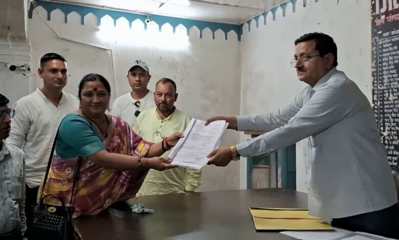 Pauri Garhwal Panchayat Election: MLA Dalip Rawat's wife Neetu Rawat filed nomination, stir in district politics