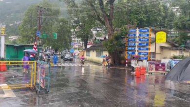 Heavy rains affect life in Nainital and Mussoorie, many roads closed, administration on alert