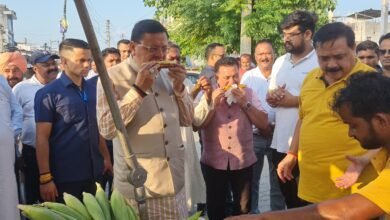 After voting in Panchayat elections, CM Dhami showed simple style of public relations, roasted corn himself