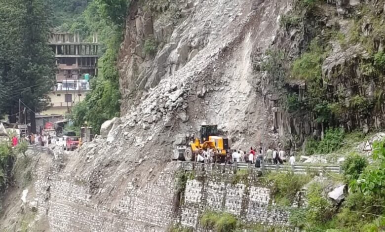Gangotri Highway closed due to heavy landslide, difficulties of people of Dharali-Harsil increased