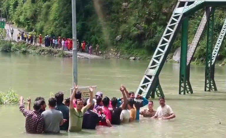 Outcry from the lake formed on the Yamuna river, The affected people protested against the administration by getting into the water