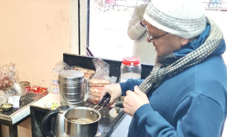 CM Dhami connected with the public over sips of tea in Bhararisain