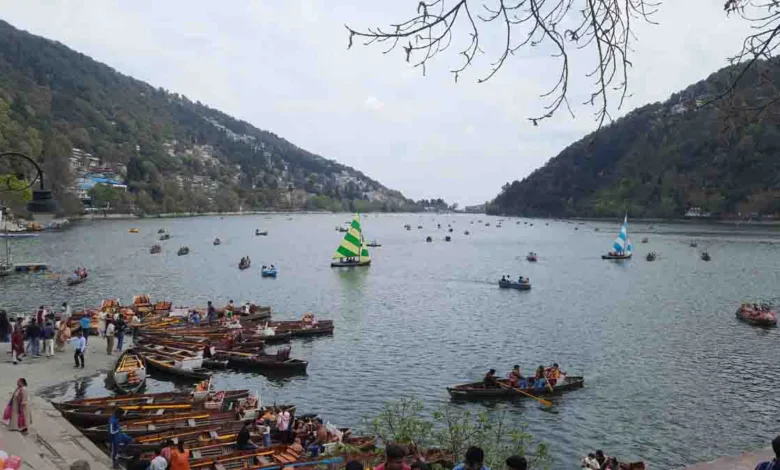 Cold wave intensifies in Uttarakhand, tourists seek solace in the valleys