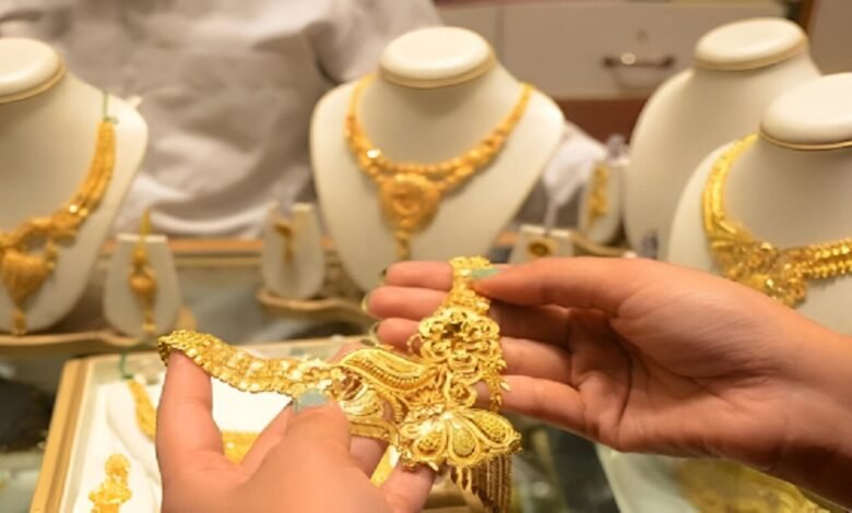 Gold loses its shine: Prices fall due to a stronger dollar and global factors.