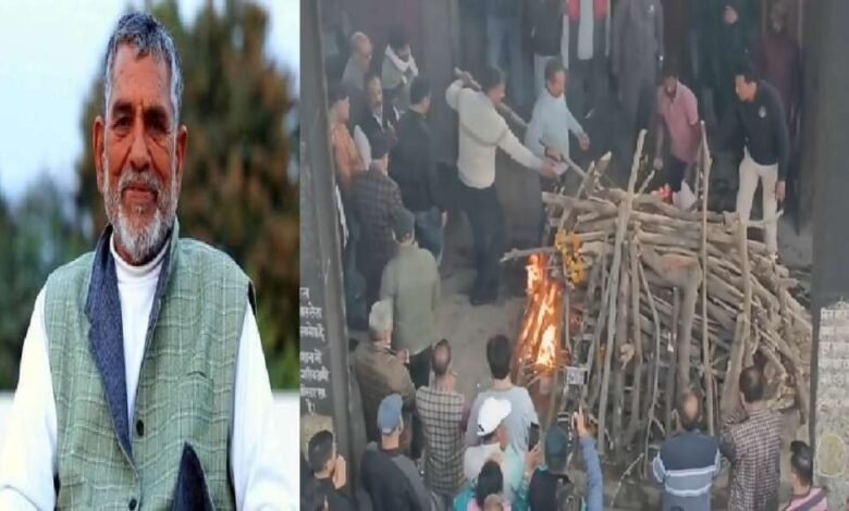 State agitator Diwakar Bhatt immersed in the five elements, crowds gathered in Haridwar to pay tribute.