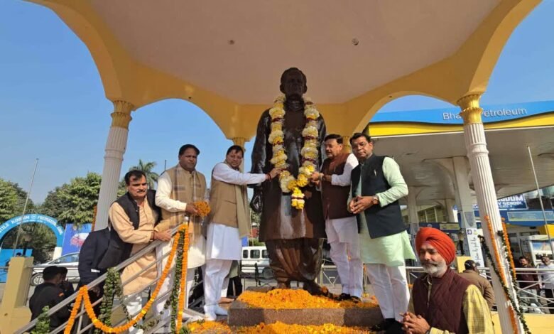 CM reached Rudrapur, gave information about development works, paid emotional tribute to Pandit Ram Sumer Shukla on his 47th death anniversary