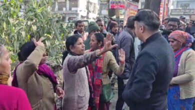 The conflict over forest land survey in Rishikesh escalates; the team that arrived to erect fences faced protests from women.