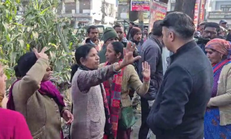 The conflict over forest land survey in Rishikesh escalates; the team that arrived to erect fences faced protests from women.