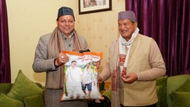 CM Dhami gifted rice from his farm to former Chief Minister Harish Rawat.