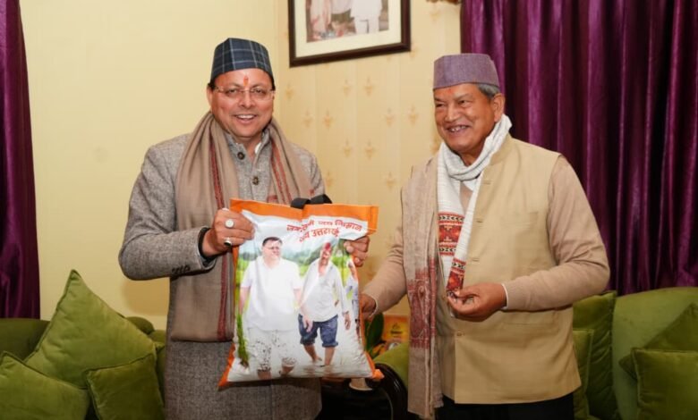CM Dhami gifted rice from his farm to former Chief Minister Harish Rawat.
