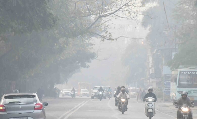 The cold wave intensifies in Uttarakhand, with dense fog in the plains and frost and snowfall in the mountains.