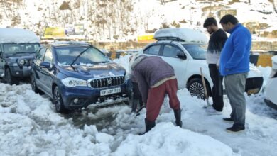 Snowfall in Himachal Pradesh brings both relief and problems; hundreds of vehicles stranded in Manali.