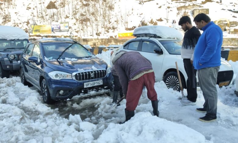 Snowfall in Himachal Pradesh brings both relief and problems; hundreds of vehicles stranded in Manali.