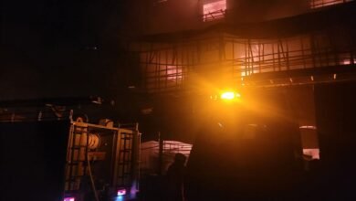 A massive fire broke out late at night on the Kedarnath highway, destroying a hotel and shops; the resulting loss of crores of rupees has caused panic.