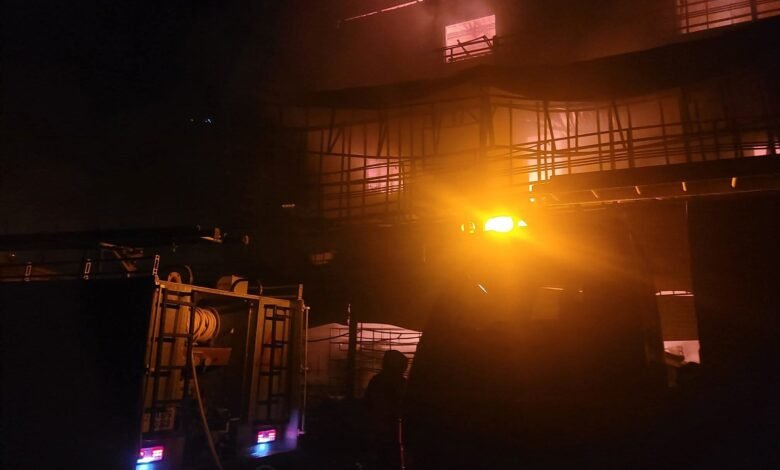 A massive fire broke out late at night on the Kedarnath highway, destroying a hotel and shops; the resulting loss of crores of rupees has caused panic.
