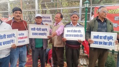 Demand for revenue village status intensifies, protest in Gandhi Park and silent fast by Harish Rawat