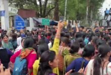 Anganwadi workers march to the CM's residence demanding an increase in honorarium, stopped by police at Hathibarkala.