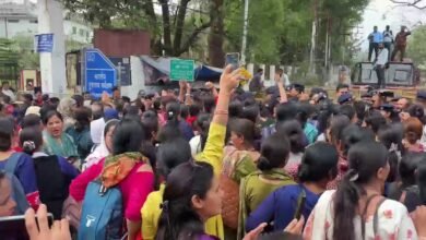 Anganwadi workers march to the CM's residence demanding an increase in honorarium, stopped by police at Hathibarkala.