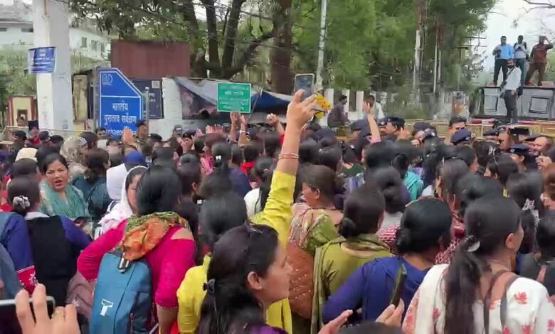 Anganwadi workers march to the CM's residence demanding an increase in honorarium, stopped by police at Hathibarkala.