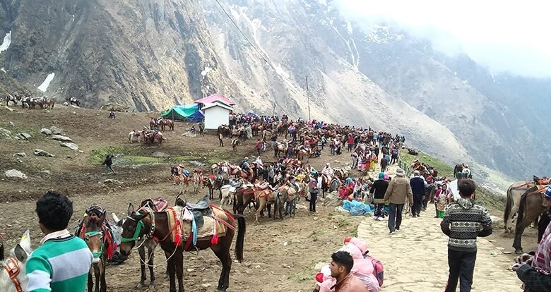 Uttarakhand's weather is in 'hybrid' mode, with temperatures rising in the plains, while rain and snowfall are expected in the mountains until March 26. Find out the state of your district.