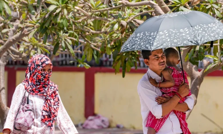 India Heatwave Alert: Intense heat to persist in Delhi for a week; rain and snowfall alerts issued for 10 states and the mountains.