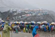 Kedarnath Snowfall: Unwavering Faith Amidst the Snowfall in Kedarnath—Devotees Stood Firm Through Five Hours of Snowfall.