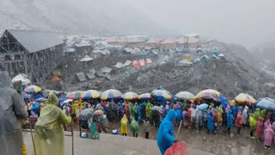 Kedarnath Snowfall: Unwavering Faith Amidst the Snowfall in Kedarnath—Devotees Stood Firm Through Five Hours of Snowfall.
